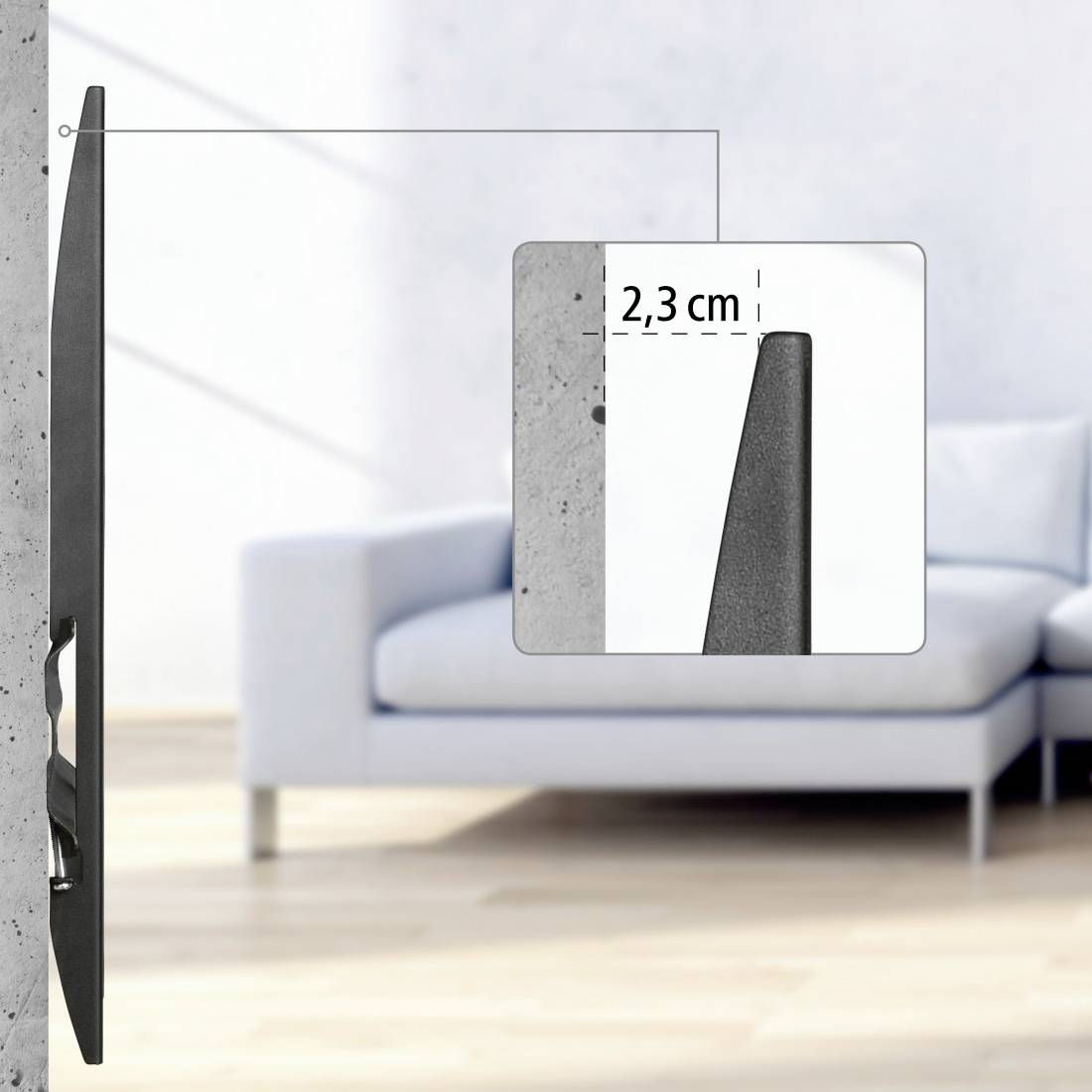 Seitenansicht einer dünnen schwarzen TV-Wandhalterung, mit vergrößerter Darstellung zeigt einen 2,3 cm Abstand und ein verjüngtes oberes Profil.
