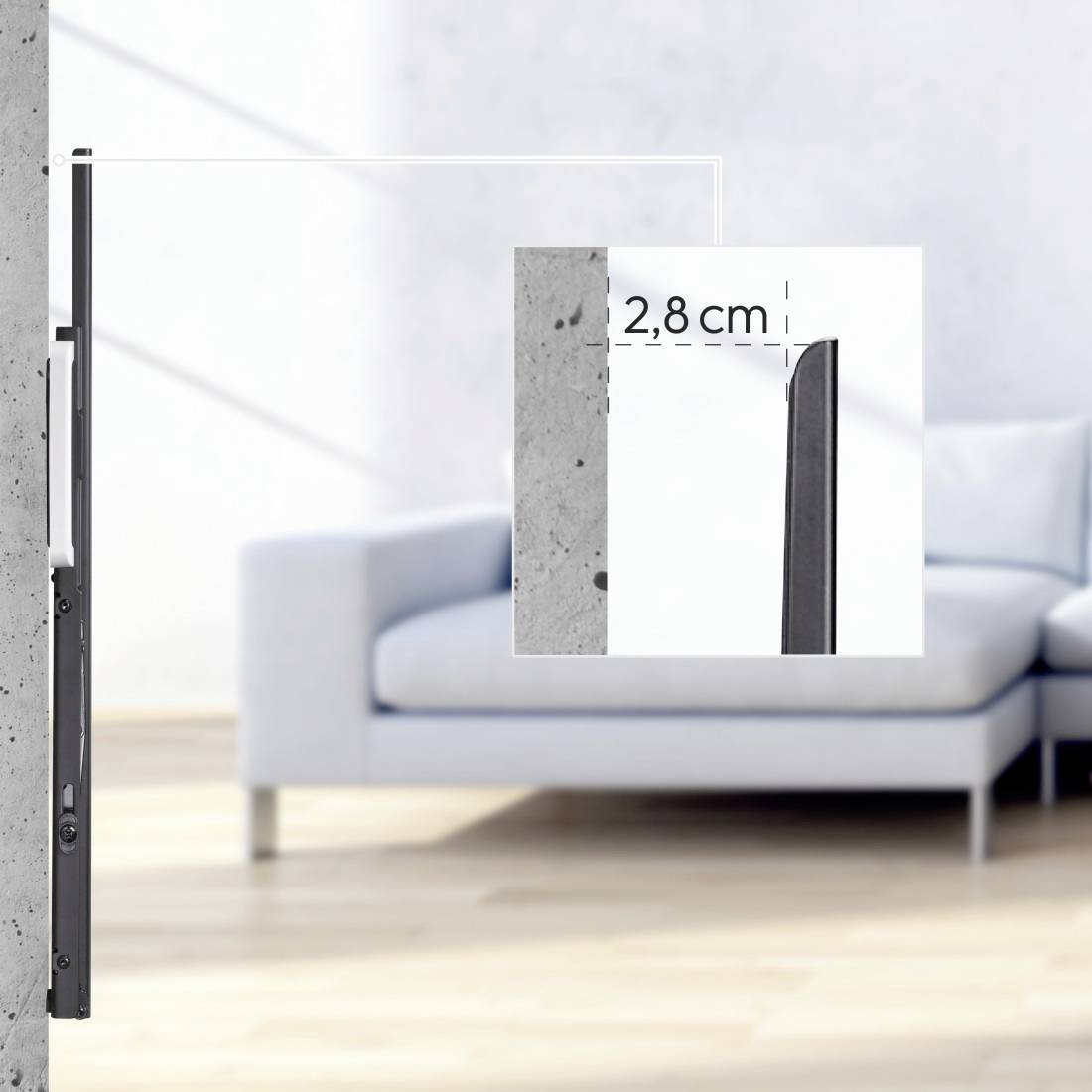 Schmale, an der Wand montierte schwarze Leuchte, in der Seitenansicht dargestellt, mit eingefügtem Detail, das eine Tiefe von 2,8 cm neben einer Betonwand anzeigt.