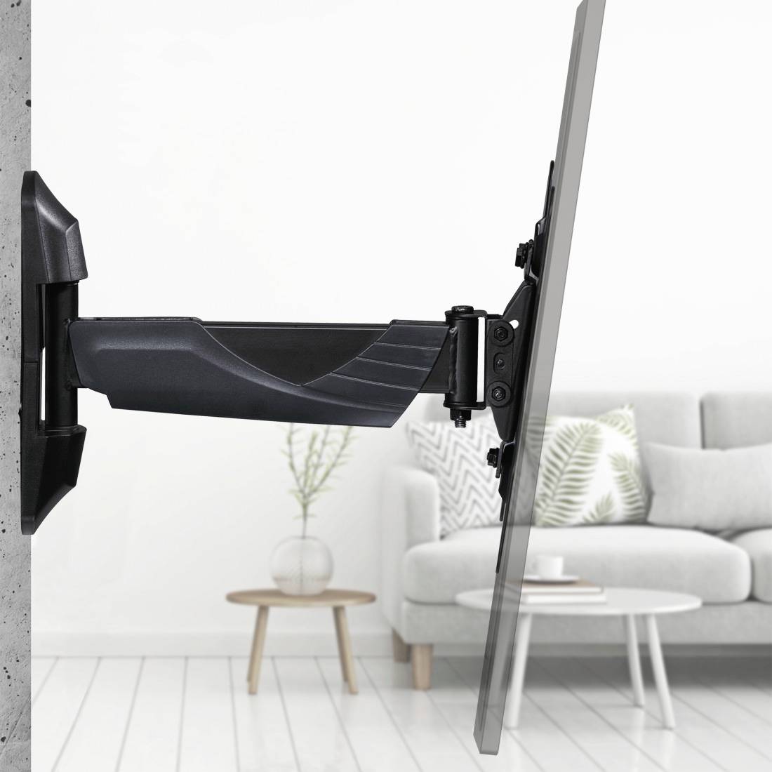 Seitenansicht eines Flachbildfernsehers an einem wandmontierten Schwenkarm in einem hellen Wohnzimmer, das die verstellbare Halterung und die ausgefahrene Position zeigt.