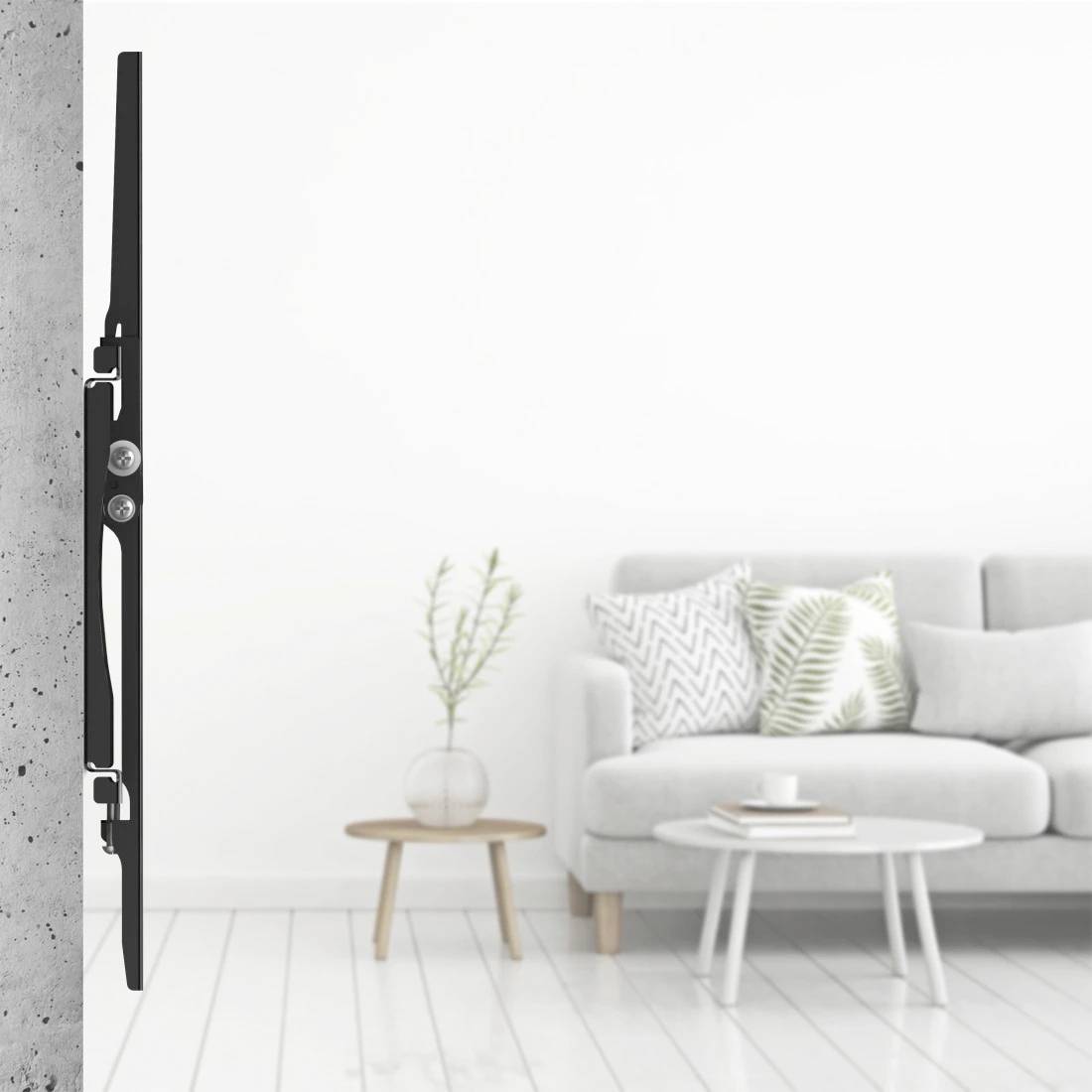 Seitenansicht eines flachen Fernsehers, der dicht an einer Betonwand montiert ist, zeigt ein helles, minimalistisches Wohnzimmer mit einem Sofa, Tischen und Dekoration.