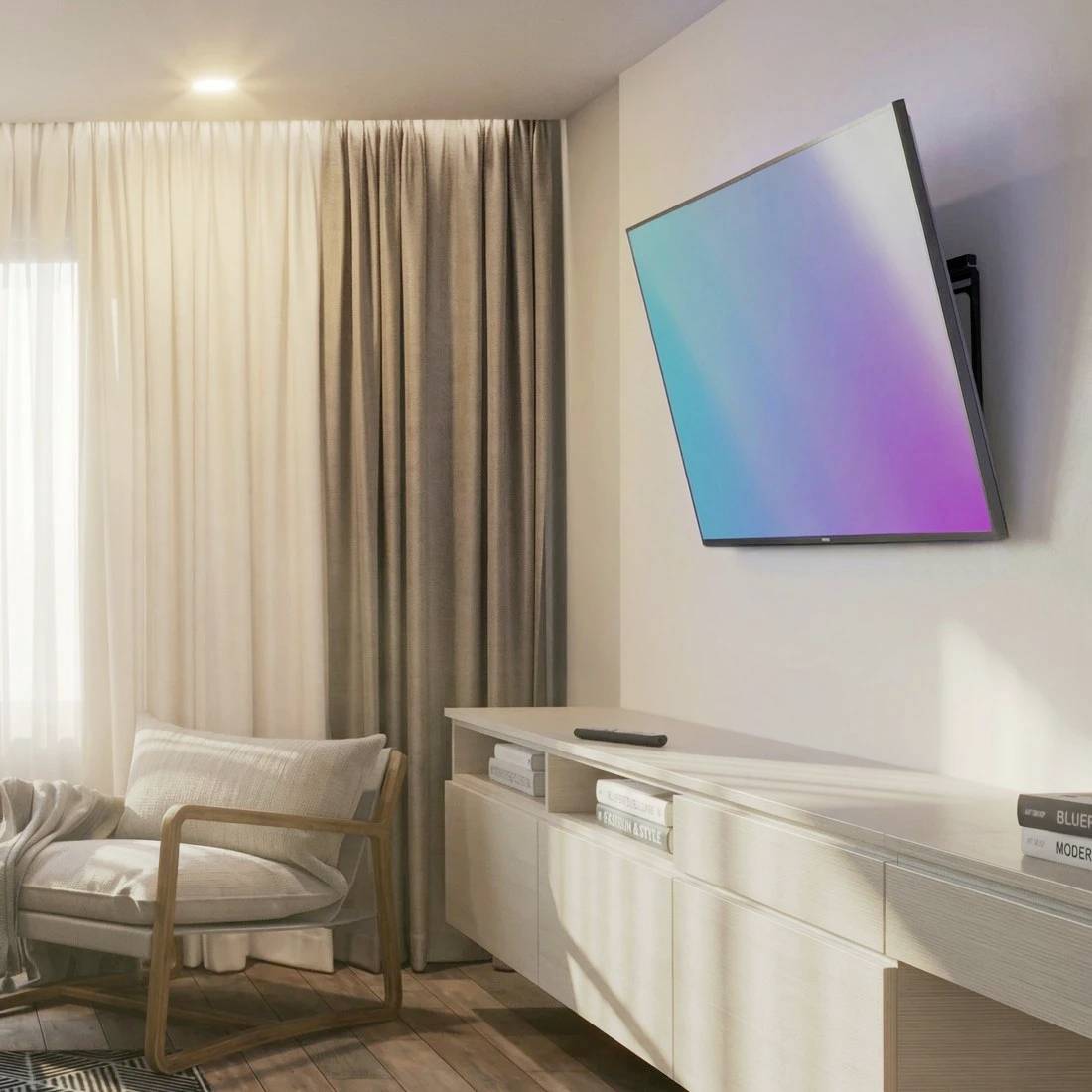 Modernes Wohnzimmer mit an der Wand montiertem Flachbildfernseher, beigem Sessel, langem Sideboard und raumhohen Vorhängen in weichen Neutraltönen.