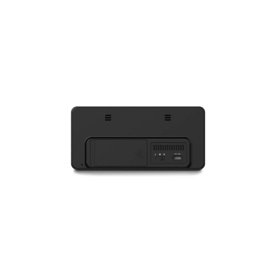 Rückansicht eines kleinen schwarzen elektronischen Geräts mit Lüftungsschlitzen, einem Batteriefach und Seitenports auf weißem Hintergrund.