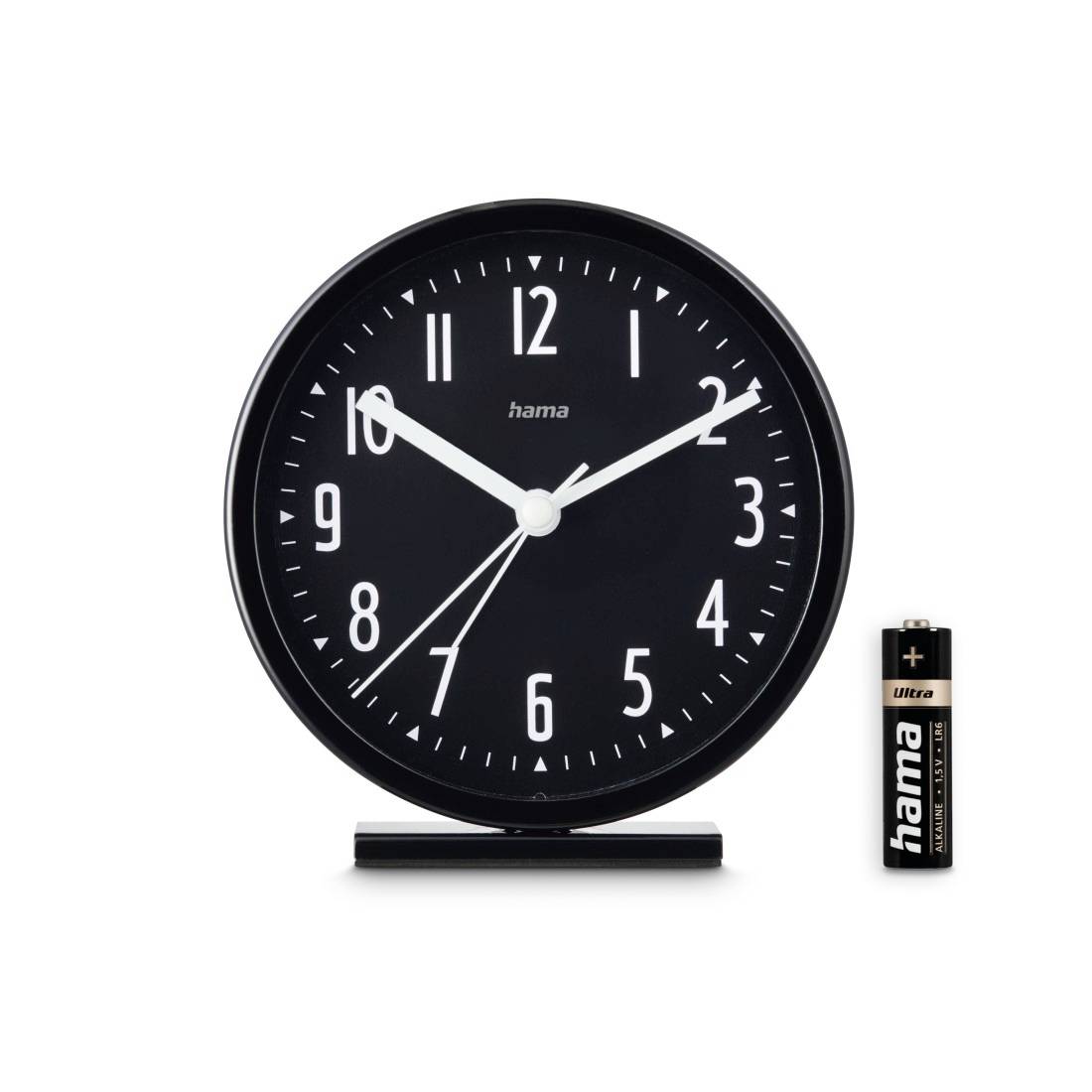 Schwarze analoge Wanduhr mit weißen Ziffern und Zeigern, neben einer AA-Batterie dargestellt, um die Batteriegröße oder Stromquelle anzuzeigen.