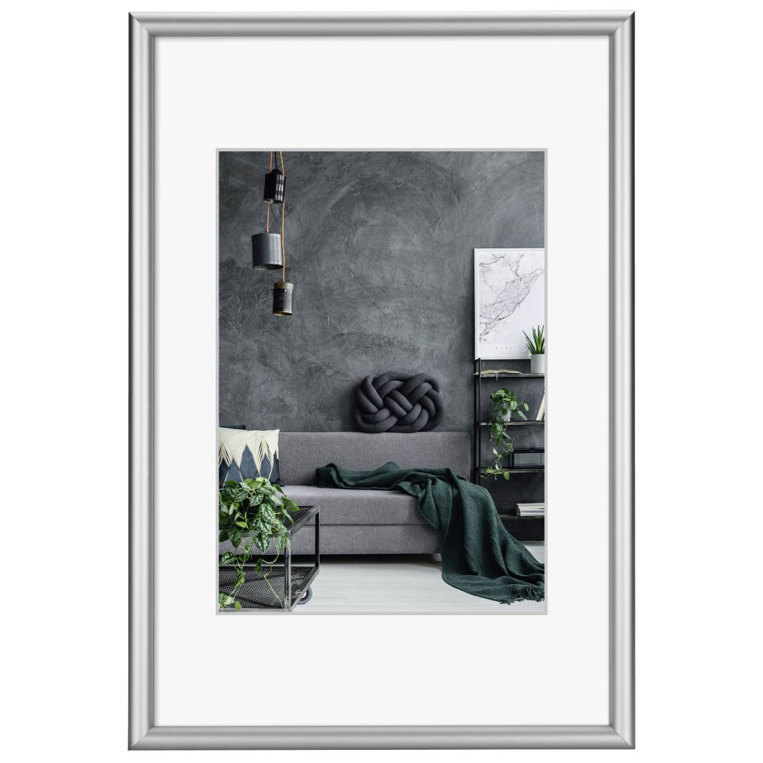Foto eines modernen Wohnzimmers mit grauem Sofa, dunkler strukturierter Wand, hängenden Pendelleuchten, Pflanzen und einer drapierten dunkelgrünen Wurfdecke