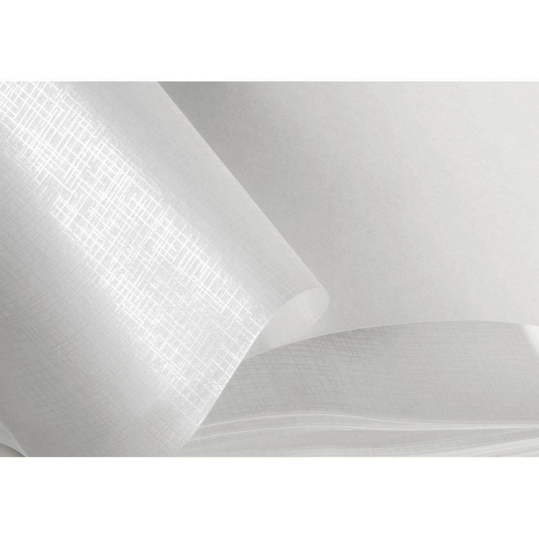 Abstrakte Nahaufnahme von durchscheinendem weißem Stoff oder Papier, das sich über eine weiche graue Oberfläche wölbt und einen minimalistischen strukturierten Hintergrund schafft.