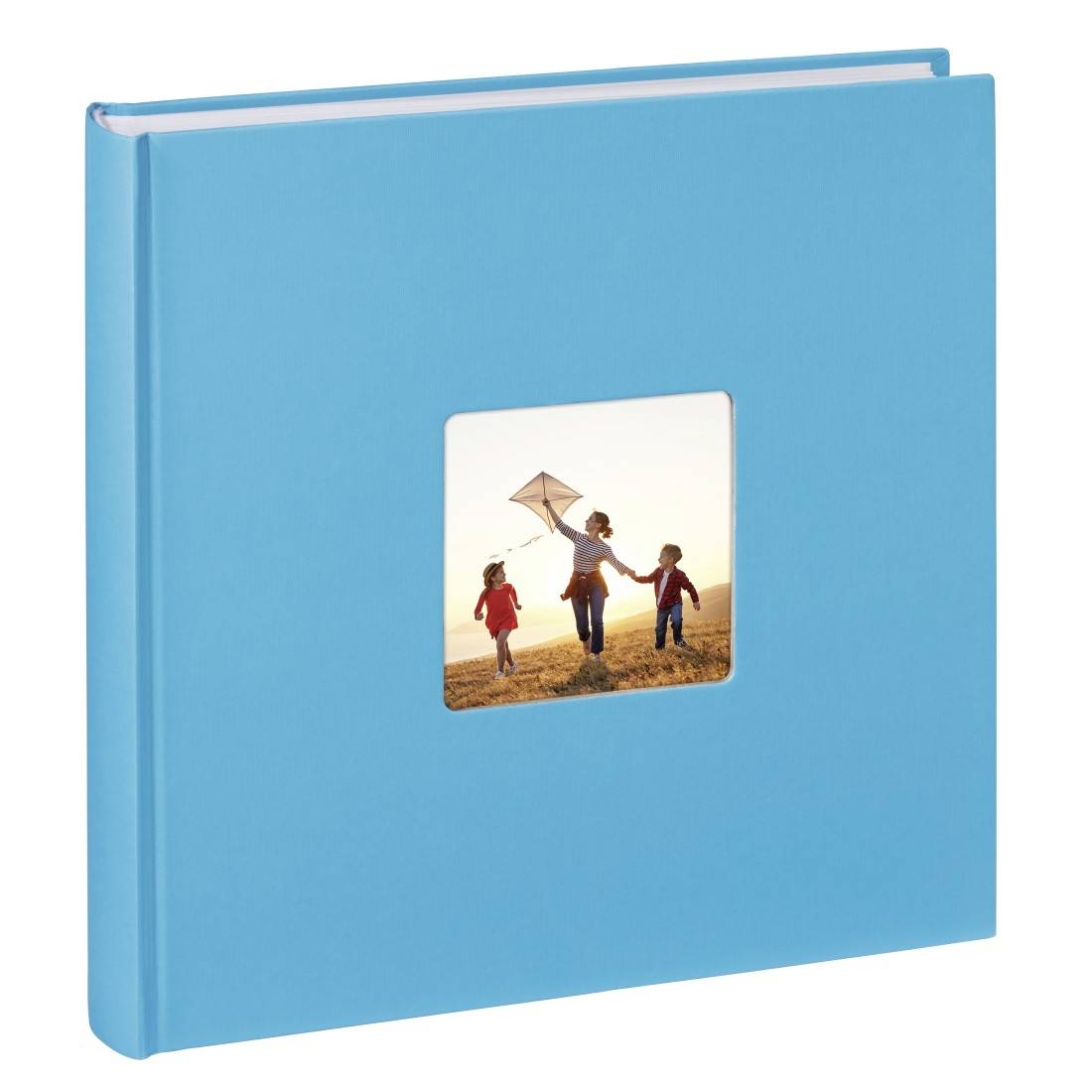 Hellblaues Fotoalbum mit einem kleinen Titelbild von drei Kindern, die bei Sonnenuntergang draußen mit einem Drachen laufen.