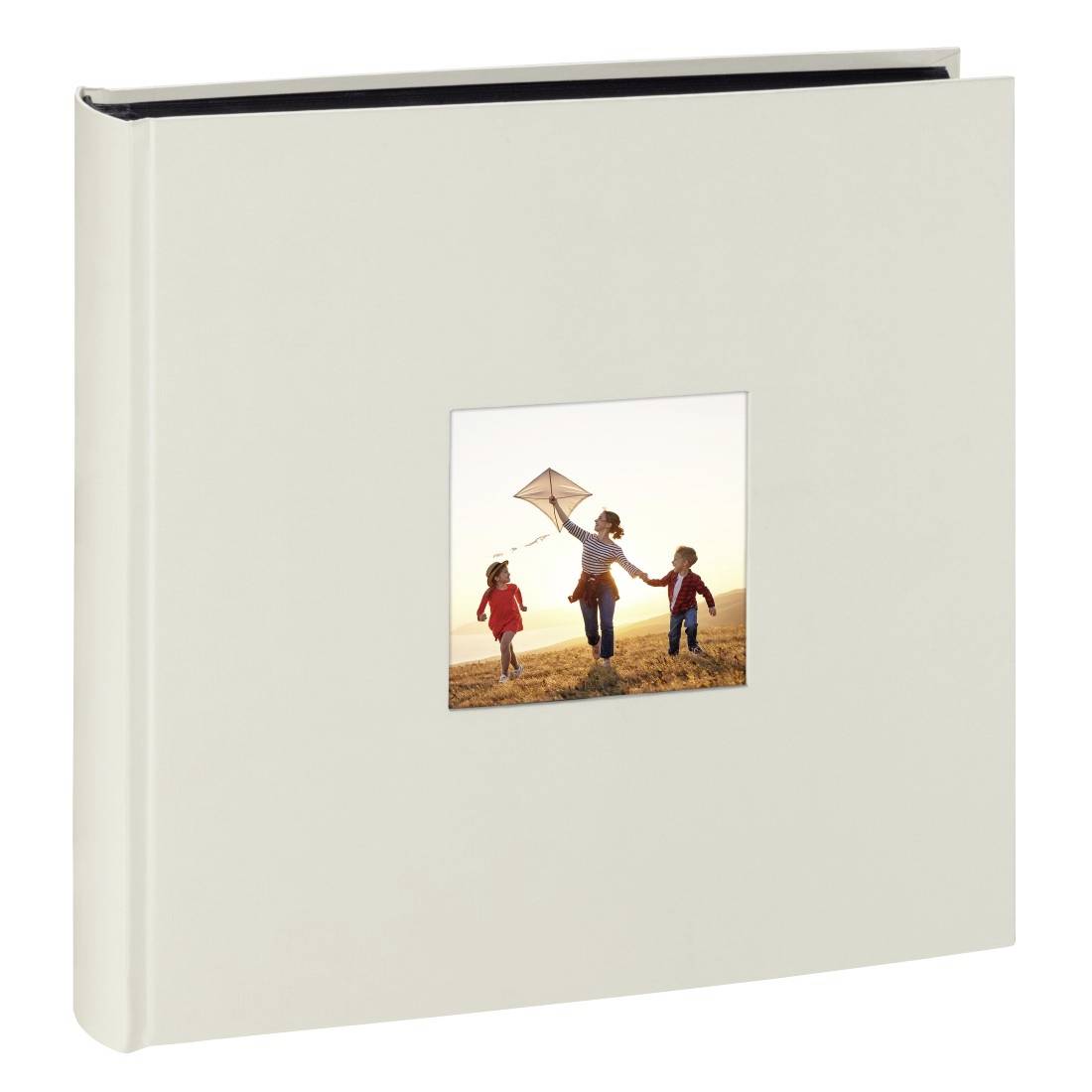 Weißes Fotoalbum mit einem kleinen Titelbild eines Elternteils und zwei Kindern, die bei Sonnenuntergang mit einem Drachen über ein Feld laufen.