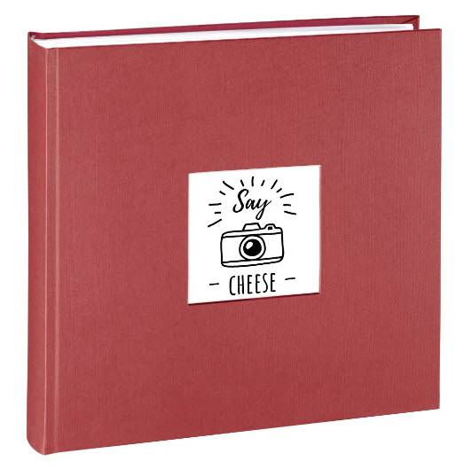 Rotes Fotoalbum mit einem weißen Etikett mit der Aufschrift „Say Cheese