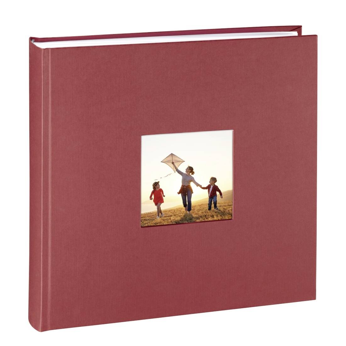 Rotes Fotoalbum mit einem kleinen Titelbild von drei Kindern, die bei Sonnenuntergang im Freien laufen und einen Drachen steigen lassen.