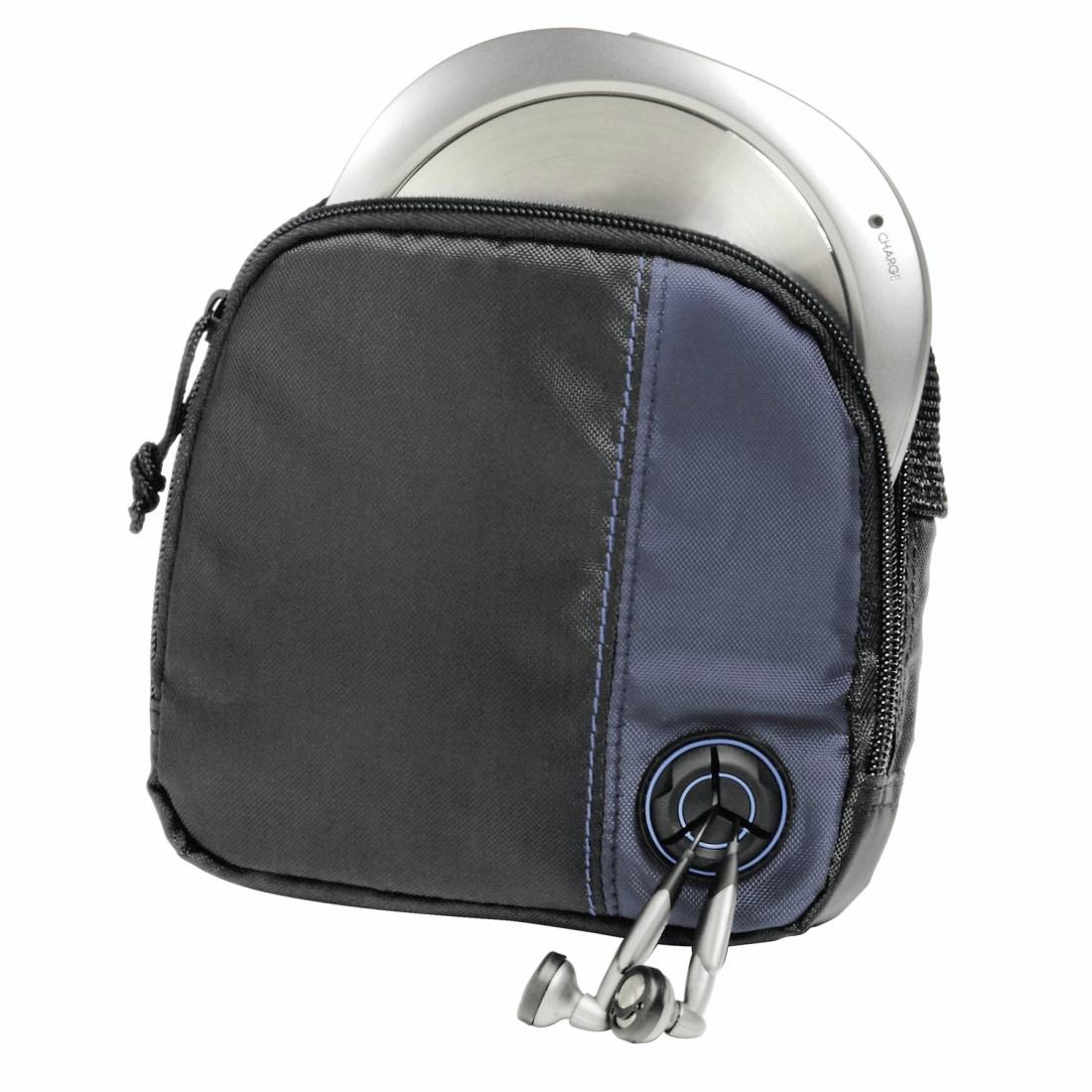 Kleine schwarz-blaue Rucksack-Tasche mit einem silbernen Gerät, das teilweise im Inneren sichtbar ist, gesichert durch einen vorderen Reißverschluss und Klemme.