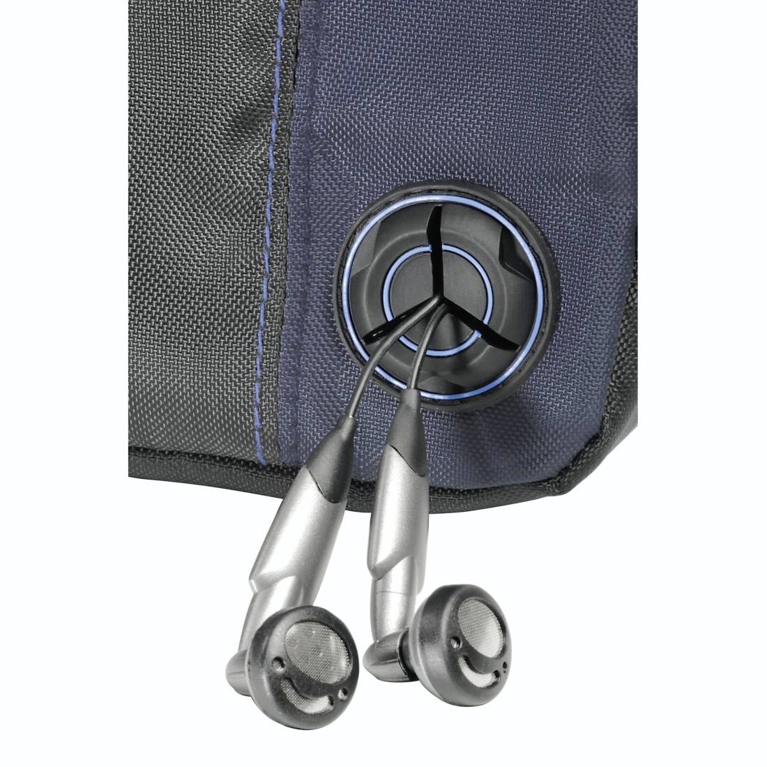 Nahaufnahme von kabelgebundenen Ohrhörern, die in einer Reißverschlusstasche verstaut sind, wobei die Ohrhörer-Treiber und Kabel sichtbar sind.