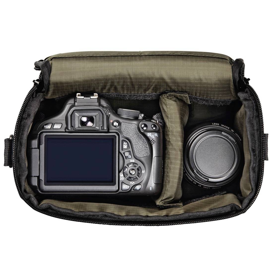 Offene Kameratasche mit einer DSLR-Kamera auf der linken Seite und einem Objektiv auf der rechten Seite, getrennt durch ein gepolstertes Trennfach.