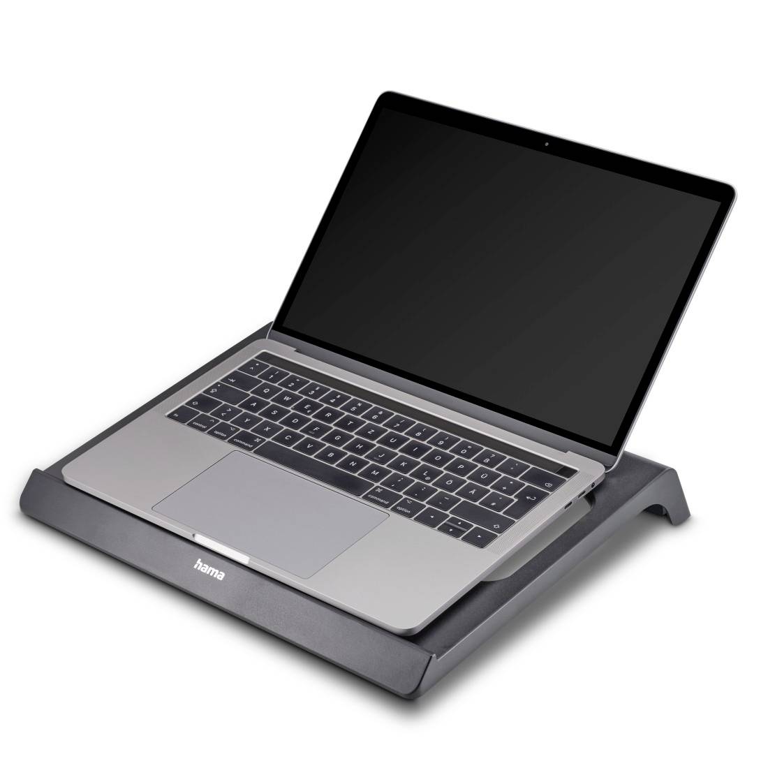 Laptop-Computer auf einem grauen Kühlständer, angewinkelt geöffnet mit ausgeschaltetem Bildschirm vor weißem Hintergrund.
