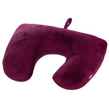 Violettes, U-förmiges Reise-Nackenkissen mit einer kleinen Trageöse auf weißem Hintergrund.