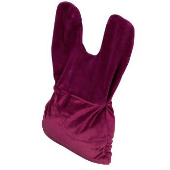 Violetter Sammetpantoffel oder Stiefel mit gespitztem gespaltenen Schaft und gerafftem Knöchel, isoliert auf weißem Hintergrund dargestellt.
