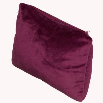 Plüsch-Magenta-Samt-Rechteckkissen oder Kissen, das in einem Winkel auf einem einfachen Hintergrund gezeigt wird.