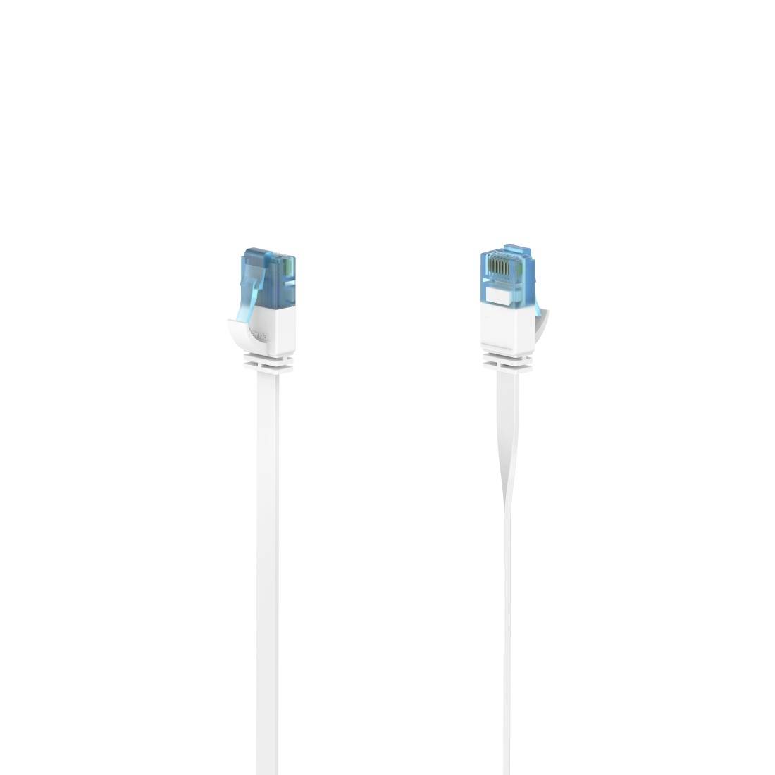 Zwei weiße Ethernet-Kabel mit blauen RJ45-Steckern nebeneinander auf einem einfachen weißen Hintergrund.