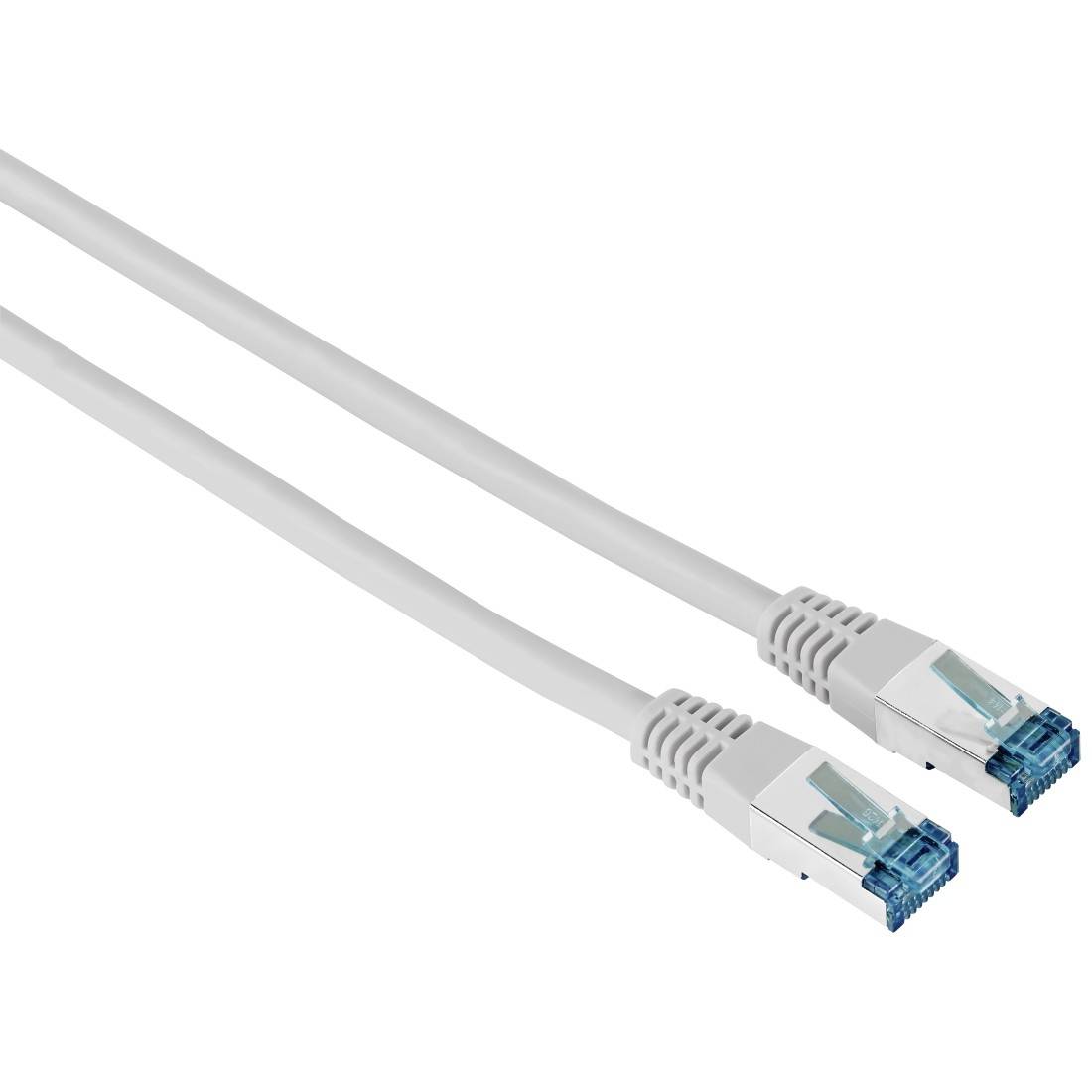 Zwei weiße Ethernet-Netzwerkkabel mit blauen RJ45-Steckern auf einfachem weißem Hintergrund.