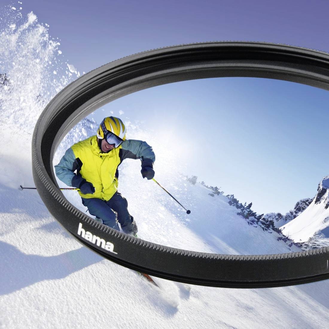 Ein Skifahrer in einer gelben Jacke wird in einem kreisförmigen Kameraobjektivfilter reflektiert, während er durch tiefem Schnee fährt.