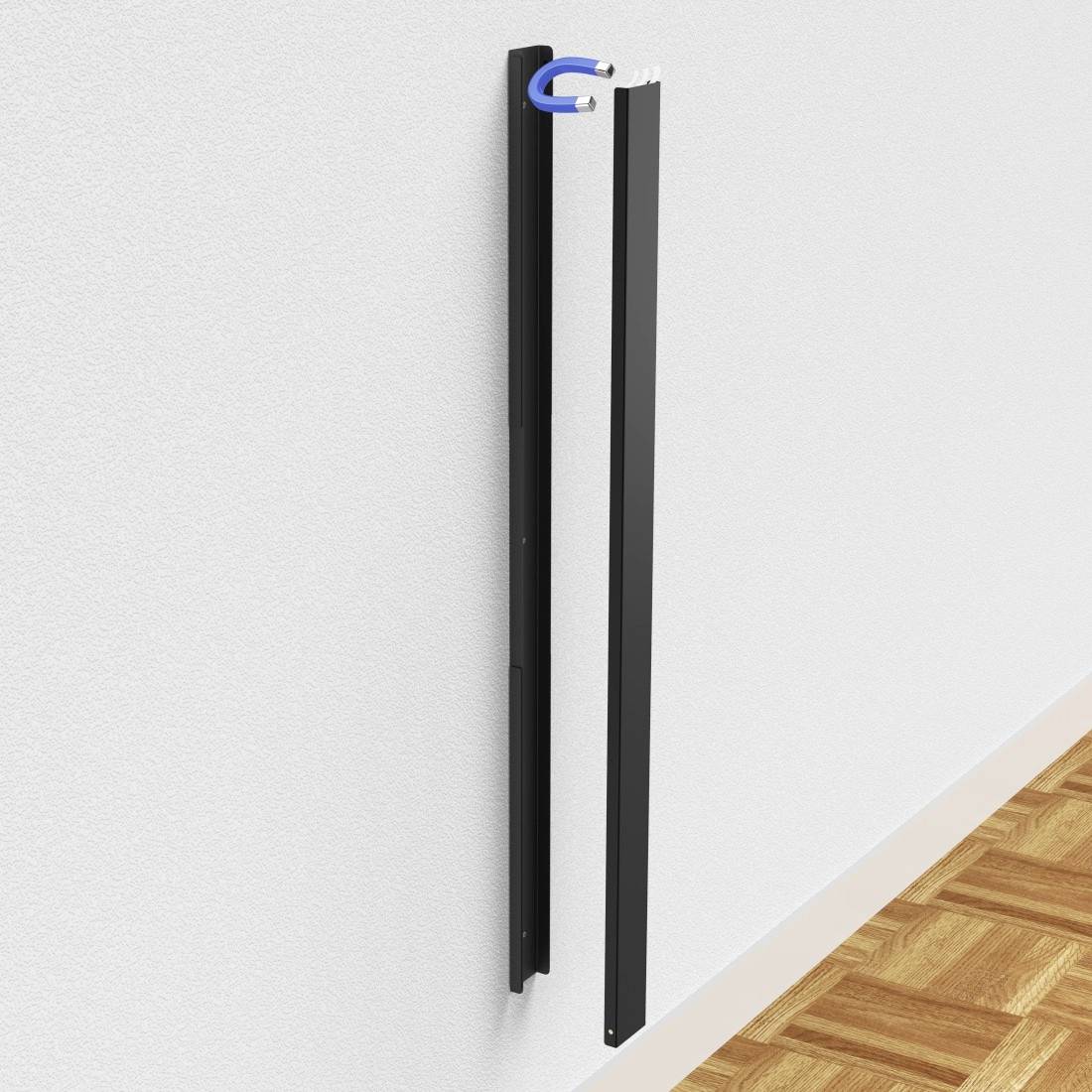 Wandmontierte schwarze vertikale Halterung oder Schiene mit einem blauen Haken oben, dargestellt vor einer weißen Wand über einem Holzboden.