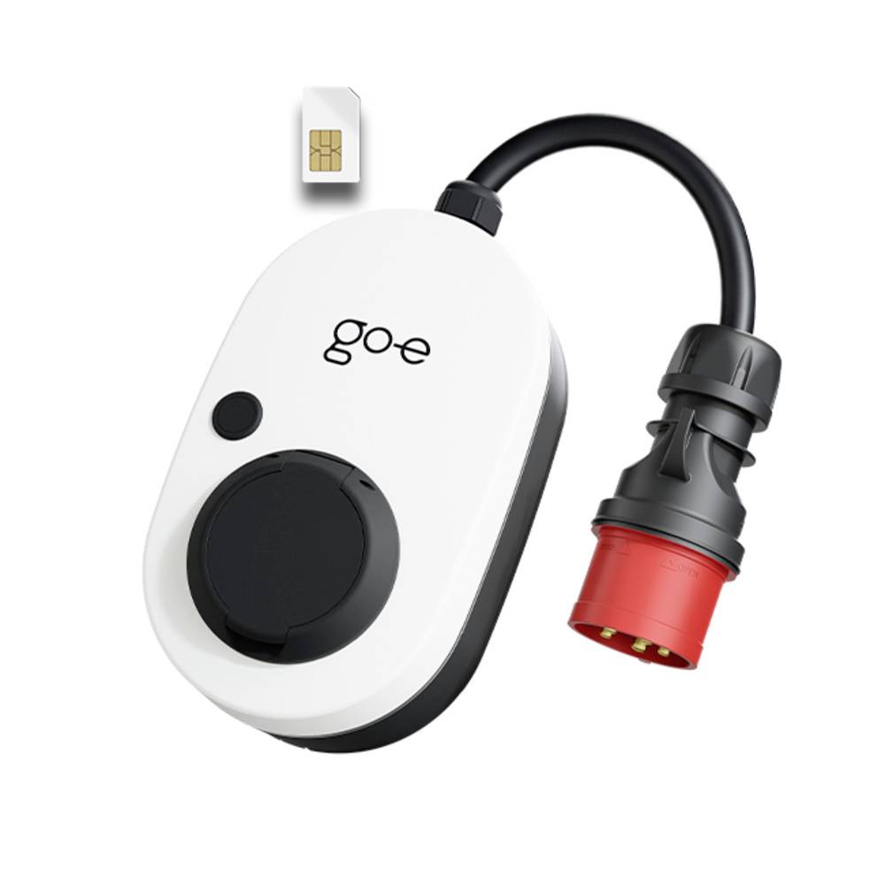 Tragbarer weißer Goo-Ladedapter mit SIM-Kartensymbol oben und rotem Industrie-Stromstecker, der über ein Kabel angebracht ist.