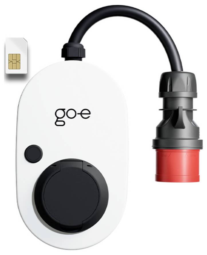 Tragbare go-e Ladestation für Elektrofahrzeuge mit angebrachtem roten Industriestecker und beigefügter SIM-Karte daneben abgebildet.