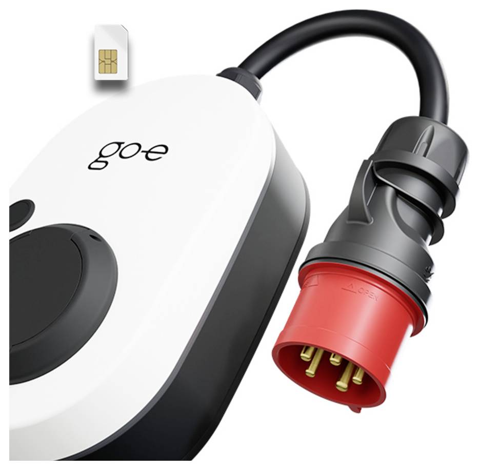 Tragbares EV-Ladegerät mit einem roten Industriestecker und angeschlossenem Adapter, gezeigt mit einem kleinen SIM-ähnlichen Kartensymbol darüber.