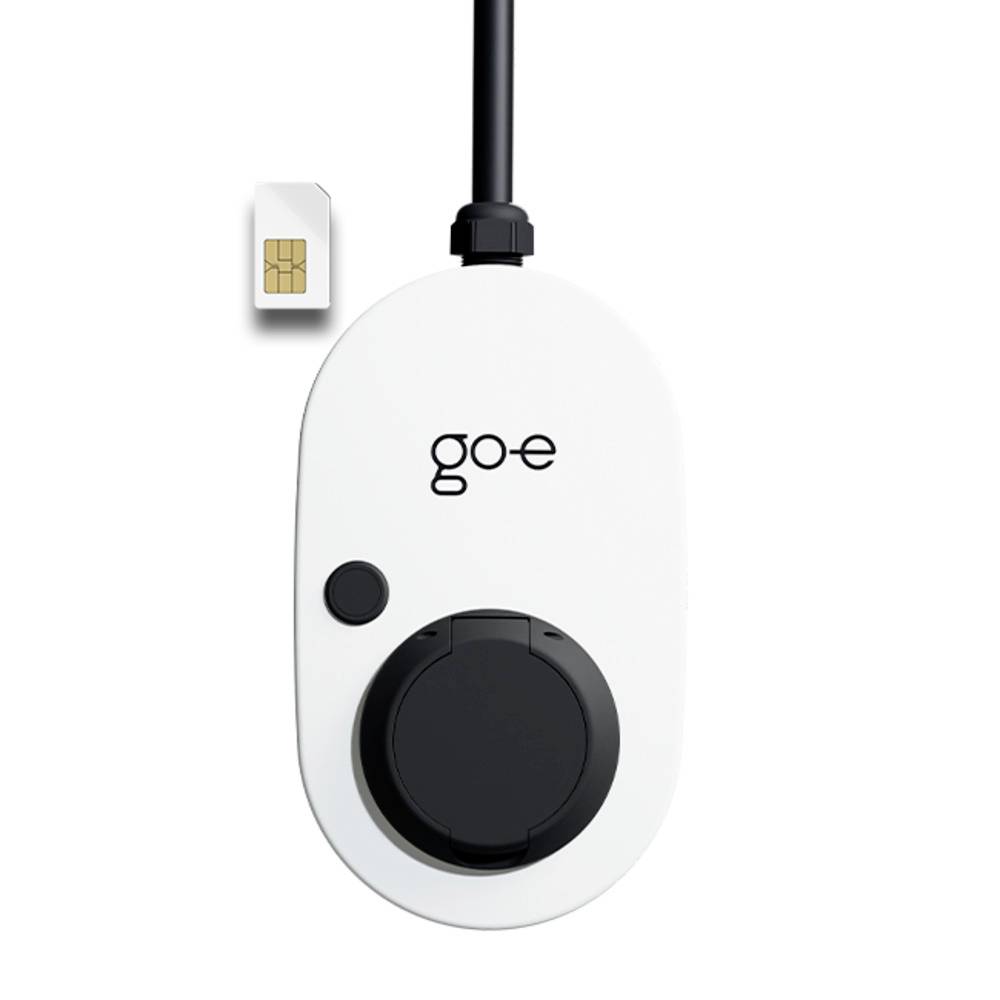Weißes go-e EV-Ladegerät mit angeschlossenem Kabel und eine daneben auf ebener Fläche abgebildete SIM-Karte.
