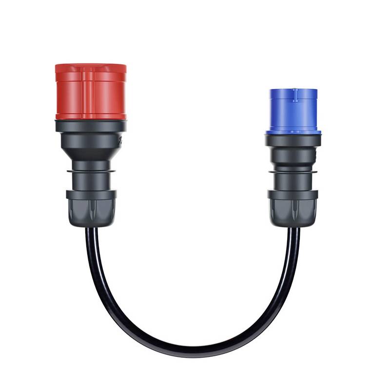 Zwei Industriestecker, einer rot und einer blau, verbunden durch ein kurzes schwarzes Kabel in U-Form auf weißem Hintergrund.