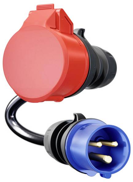 Roter Industrie-Stromstecker und blauer Stecker, die durch ein kurzes schwarzes Kabel verbunden sind, zeigen einen robusten elektrischen Adapter oder ein Verlängerungskabel.