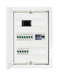 Offenes elektrisches Schalttafelbrett mit mehreren Leistungsschaltern und einem digitalen Steuermodul in einem weißen Schrank.
