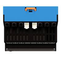 Schwarzes elektronisches Modul mit blauer Oberseite und orangefarbenem Verriegelungsmechanismus, ausgestattet mit zwei weißen Steckverbindern und Reihen von runden Anschlüssen auf einer schwarzen Basis.