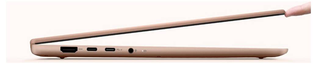Seitenansicht eines rosègoldfarbenen Laptops, der teilweise geöffnet ist und das dünne Profil sowie die Anschlüsse an der linken Kante zeigt.