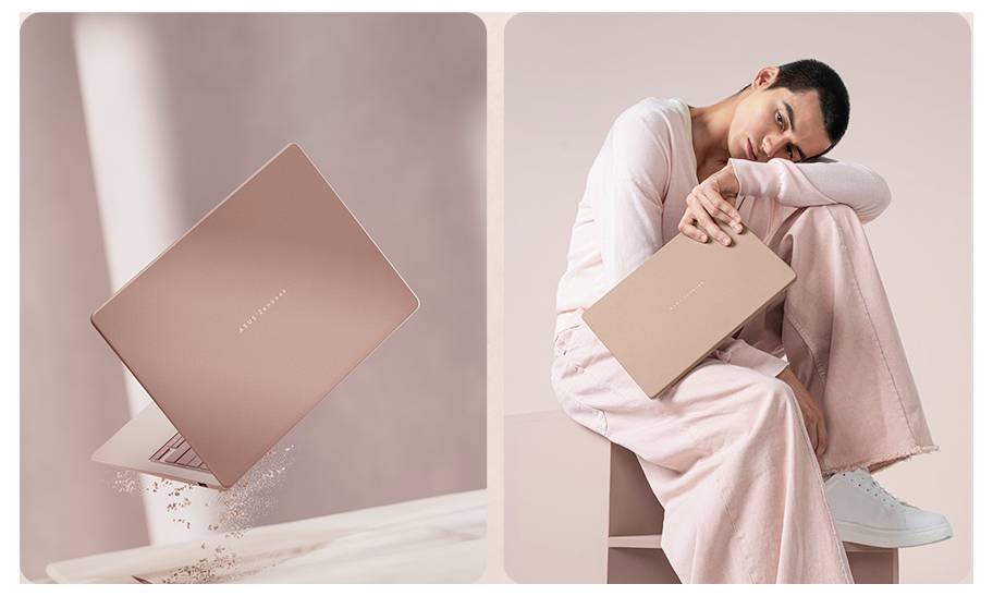 Geteiltes Bild: Links zeigt einen rosegoldfarbenen Laptop, der schwebend offen inmitten von Glitzerpartikeln zu sehen ist; rechts sitzt eine Frau in Pink mit dem geschlossenen Laptop auf ihrem Schoß.