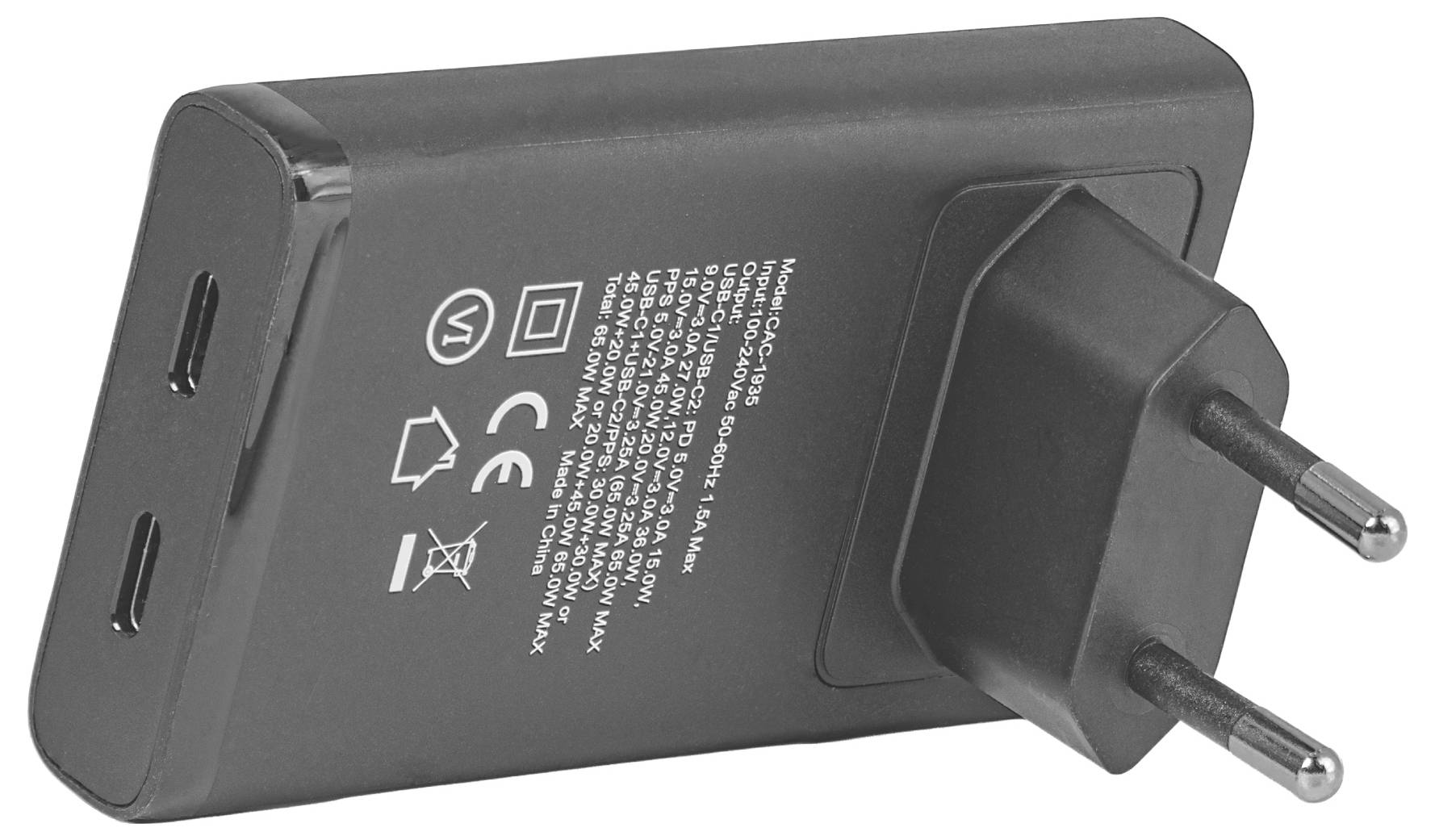 Schwarzes USB-Wandladegerät mit zwei Anschlüssen und zwei europäischen Steckerpins, in Nahaufnahme auf weißem Hintergrund dargestellt.