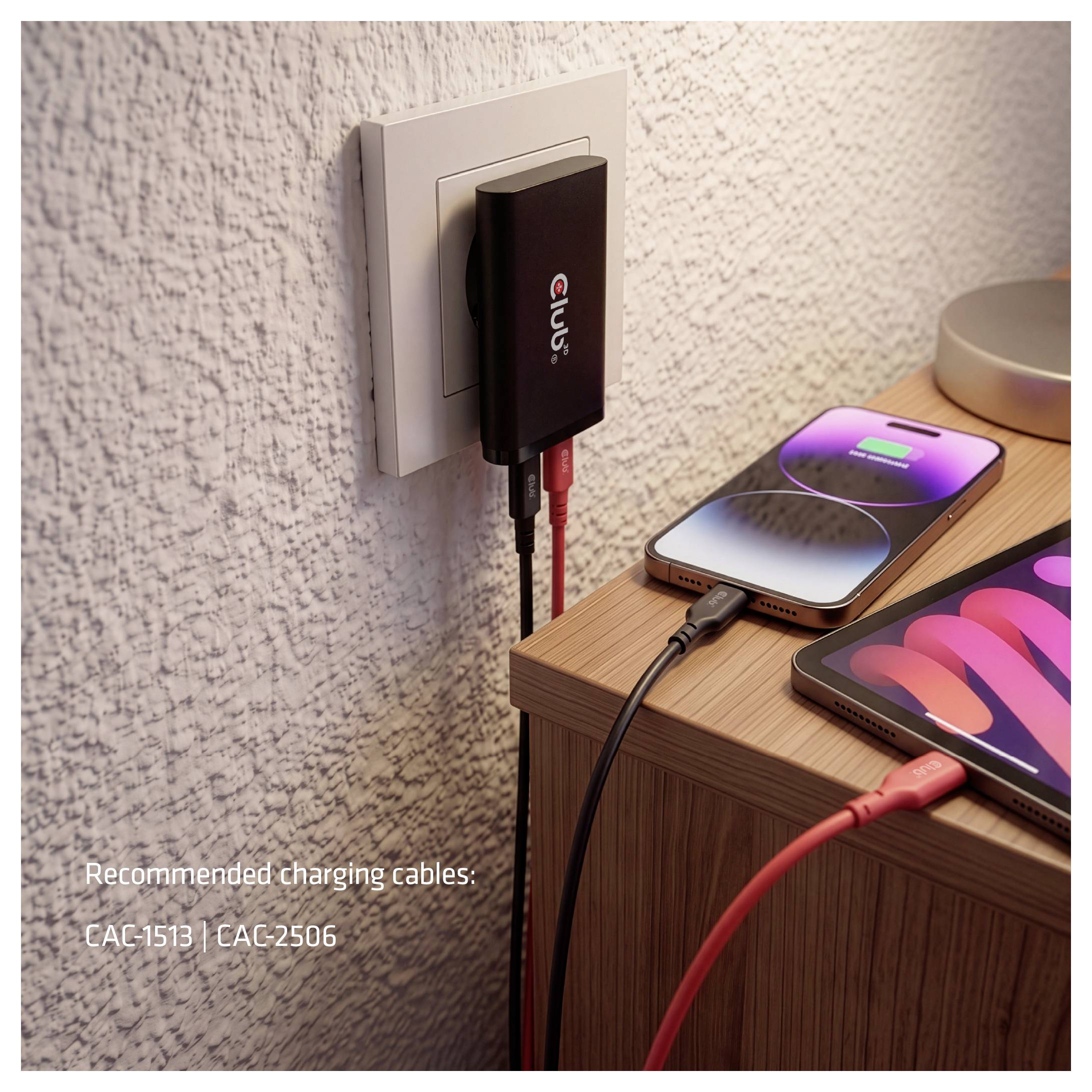Zwei Smartphones, die auf einem Nachttisch von einer Wandsteckdose aus aufgeladen werden, mit einer Notiz im Bild, die Ladekabel empfiehlt „CAC-1513 | CAC-2506".
