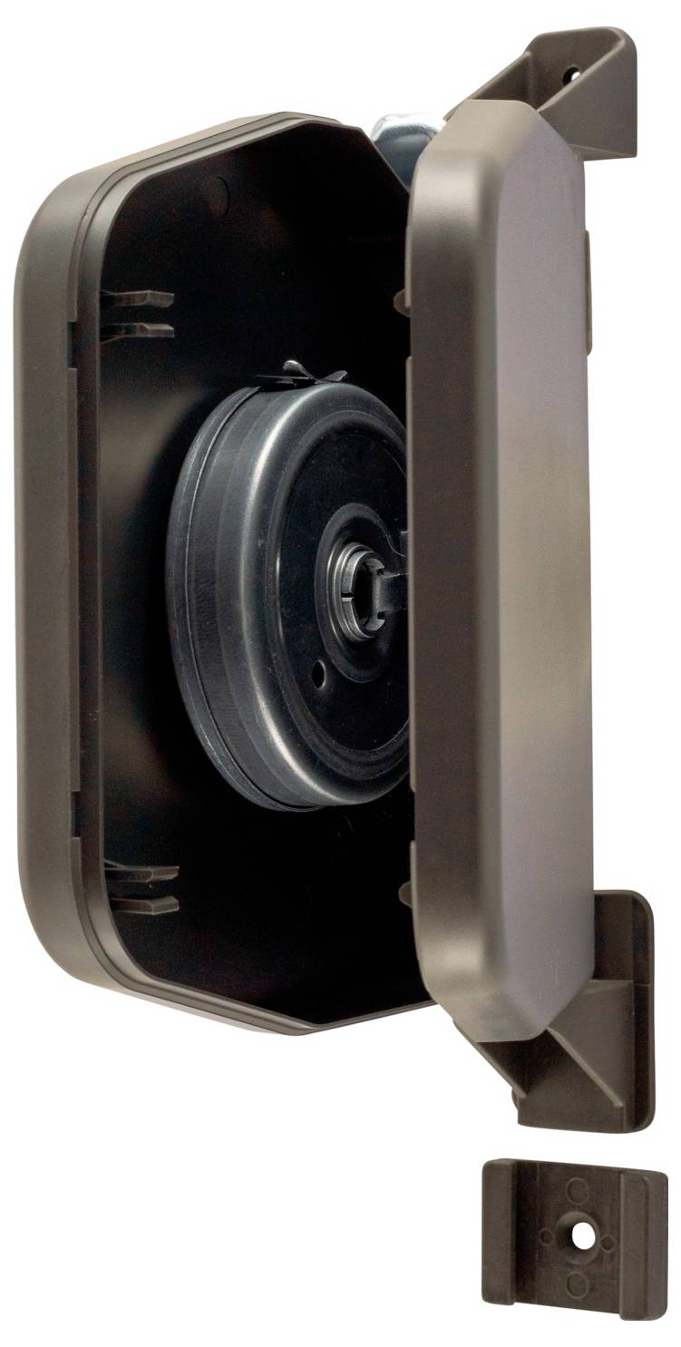 Ein an der Wand montierter ausziehbarer Gürtelabsperr-Retraktor, der geöffnet dargestellt ist, mit einem dunklen Gehäuse, grauer Abdeckung und separater Montageklammer darunter.