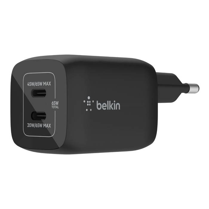 Schwarzes Belkin-Wandladegerät mit zwei USB-C-Anschlüssen, gekennzeichnet mit 65W gesamt, 45W/65W max und 20W/65W max, mit Stecker auf der rechten Seite.