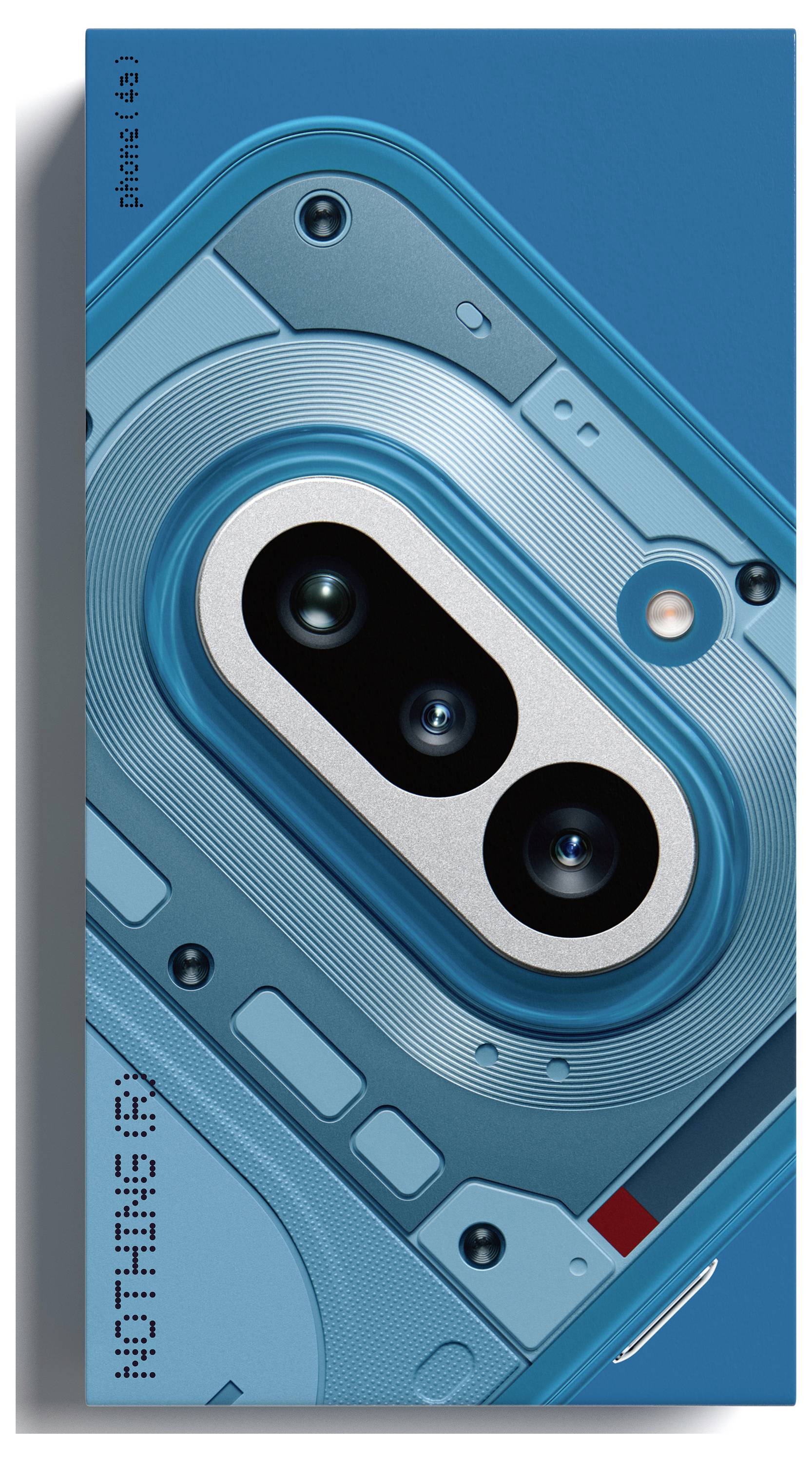 Nahaufnahme einer blauen Smartphone-Rückseite mit Fokus auf das Triple-Kamera-Modul und den Blitz in einem stilisierten technischen Design.