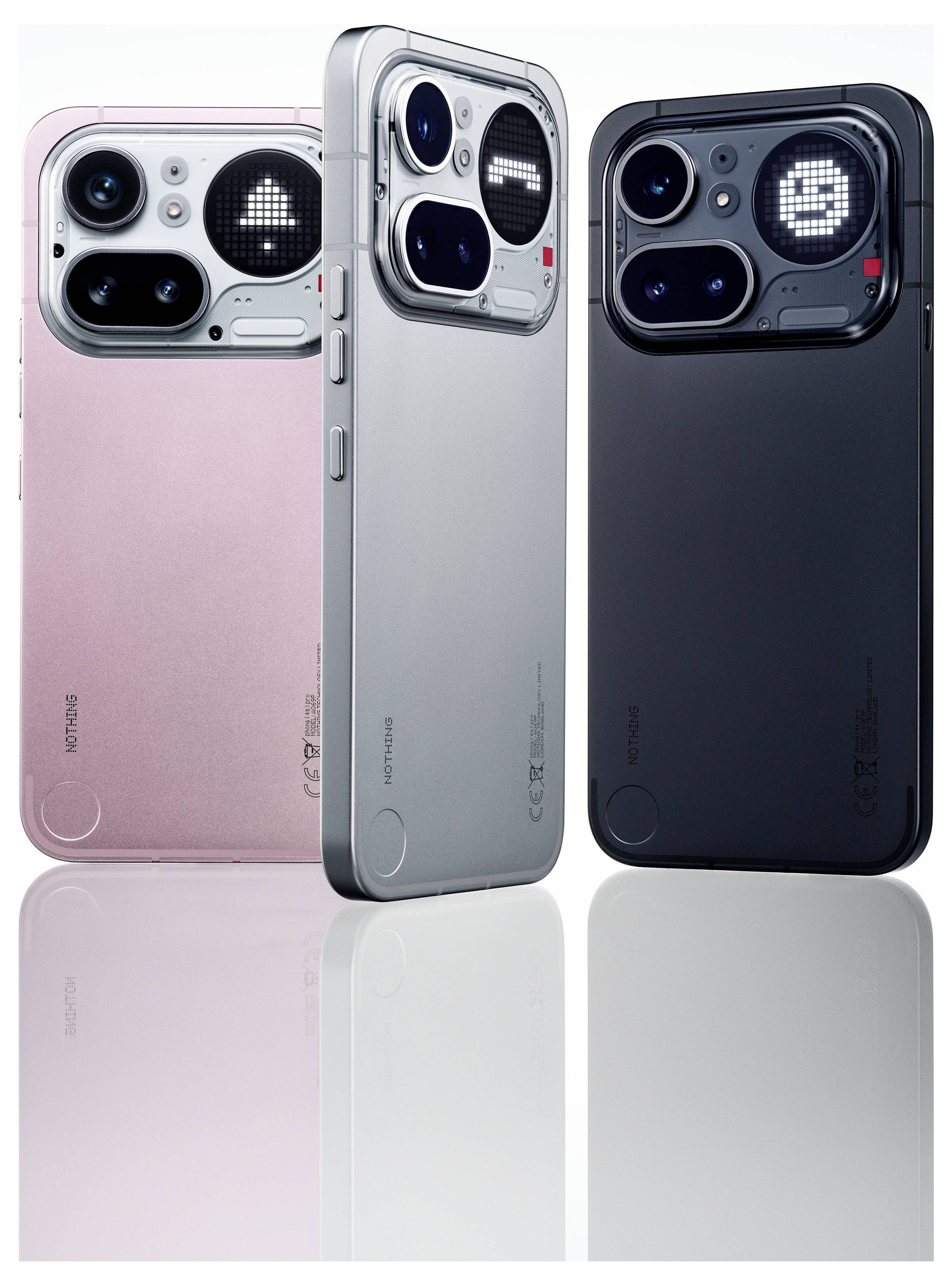 Drei Smartphones von hinten in Pink, Silber und Schwarz gezeigt, wobei große Kameramodule und reflektierende Oberflächen auf weißem Hintergrund hervorgehoben werden.