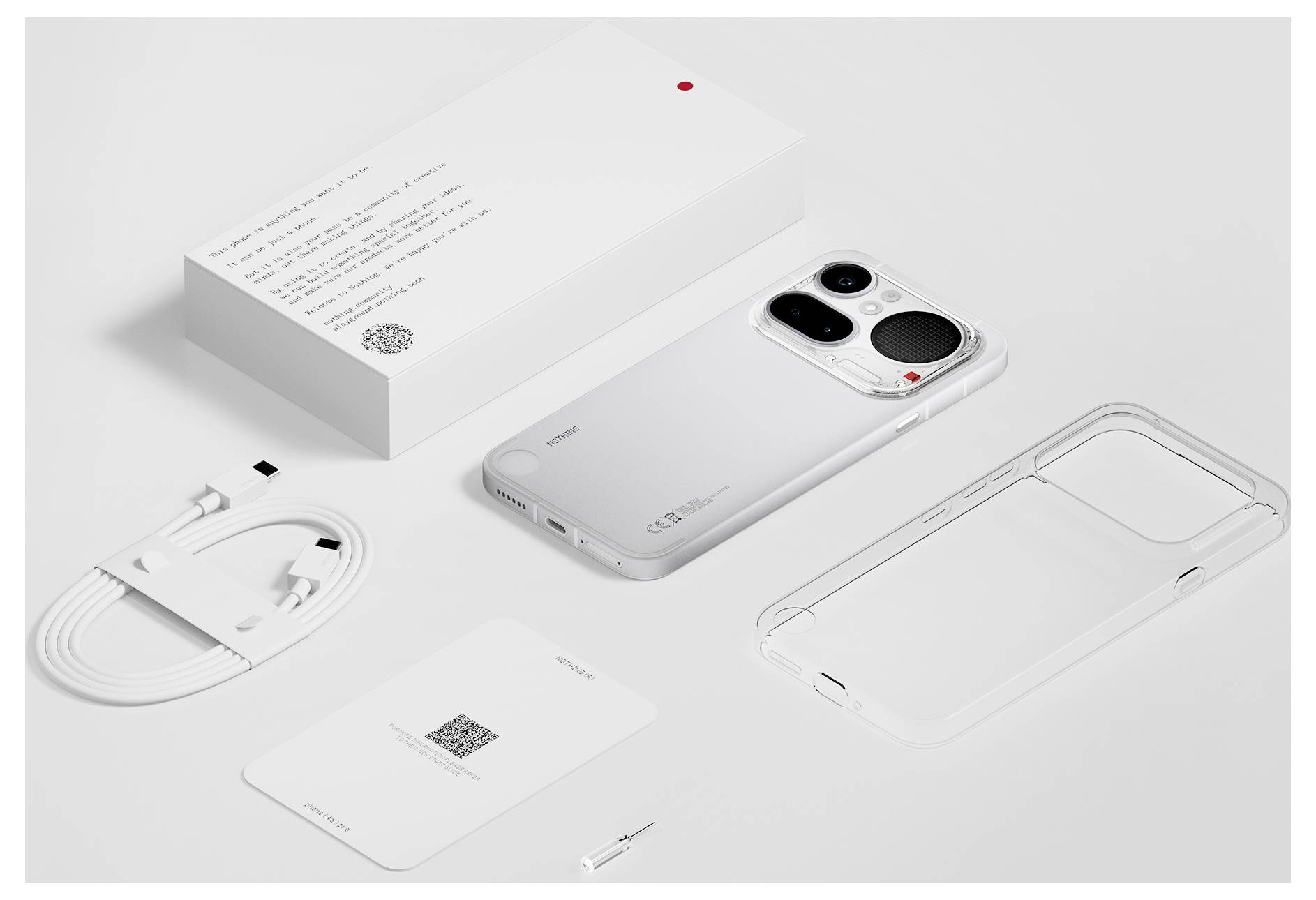 Weißes Smartphone mit transparentem Gehäuse, Ladekabel und Verpackung/Zubehör in einer Produktanordnung auf hellem Hintergrund angeordnet.