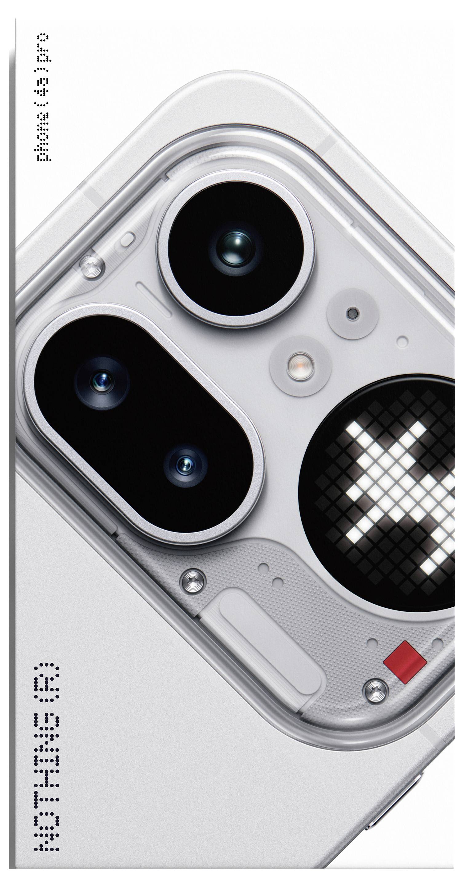 Nahaufnahme der weißen Rückseite des Nothing Phone (3a) Pro mit Triple-Kamera-Modul, 