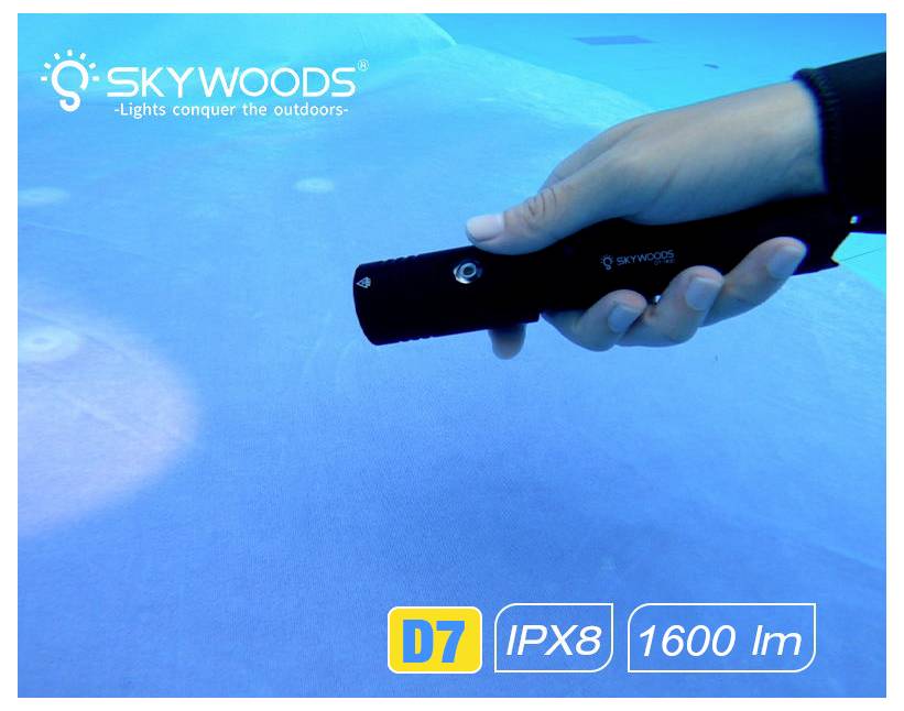 Hand hält eine Skywoods D7 Taschenlampe unter Wasser; das Bild zeigt die IPX8 Wasserdichtigkeit und 1600 lm Helligkeit.