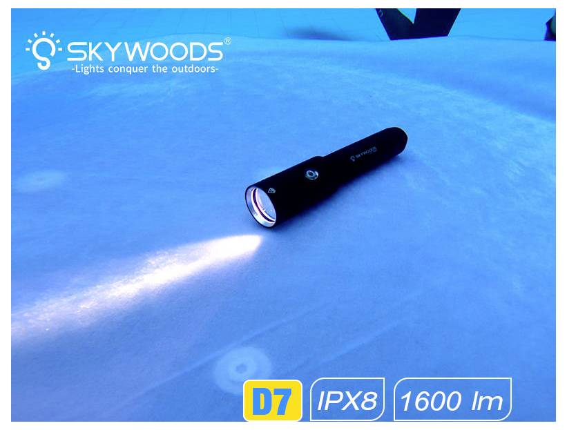 Skywoods D7 Taschenlampe strahlt einen Lichtkegel ab, gekennzeichnet mit IPX8 und 1600 lm, mit dem Slogan „Licht erobert die Natur.