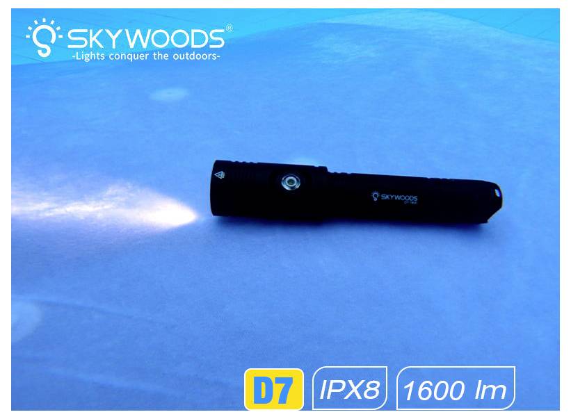 Sky Woods D7 Taschenlampe wirft einen Strahl auf eine blaue Oberfläche, gekennzeichnet mit IPX8 und 1600 lm.