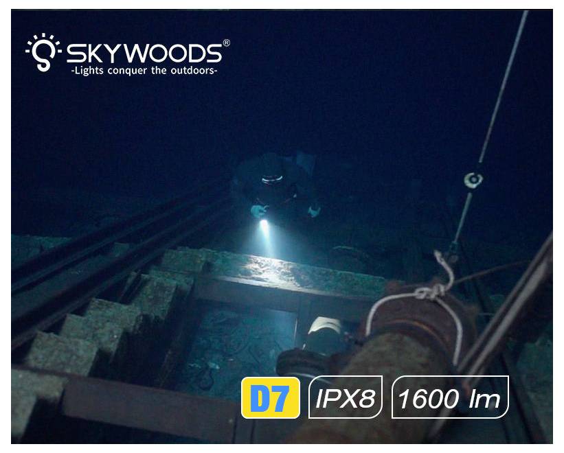 Skywoods D7 wasserdichte Taschenlampe, die einen hellen Strahl in einer dunklen Außenszene abgibt, gekennzeichnet mit IPX8 und 1600 lm.