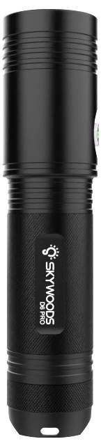 Black Skywoods LED-Taschenlampe vertikal dargestellt, mit strukturiertem Griff und weißem Logo auf dem Gehäuse.