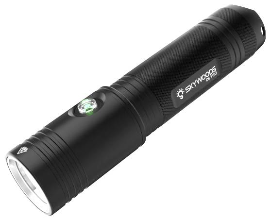 Schwarze Skywoods-Taschenlampe mit seitlichem Schalter und leuchtendem Front-LED, auf weißem Hintergrund dargestellt.