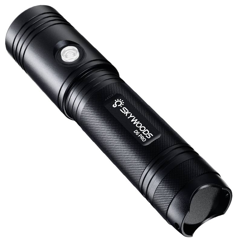 Black Skywoods DB PRO Taschenlampe mit Seitenknopf, diagonal auf weißem Hintergrund gezeigt.