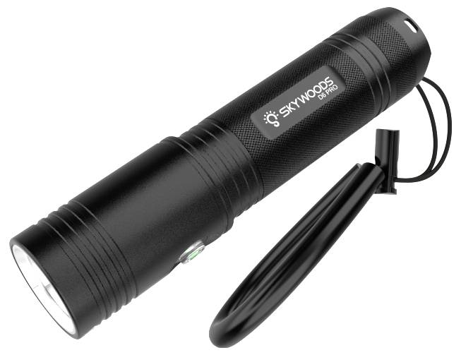 Black Skywoods LED-Taschenlampe mit Handgelenkschlaufe, auf weißem Hintergrund gezeigt.